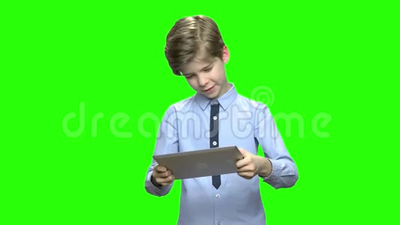 带平板电脑的孩子玩游戏视频的预览图