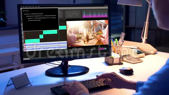 晚上在电脑上工作的编辑视频的预览图