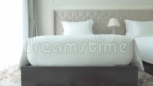 两张舒适的床在舒适的卧室家具在现代住宅内部明亮的卧室舒适的室内设计视频的预览图