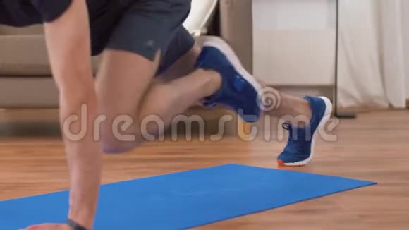 男人在家里做跑步运动视频的预览图