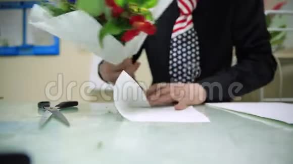 高清花艺师把花束装在一个手工派对中视频的预览图