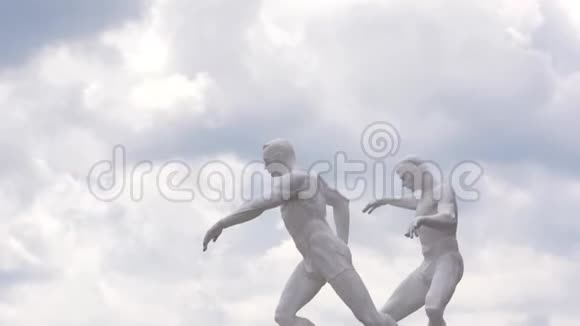 在埃卡捷琳堡市中央体育场附近的基座上有一个球的WO足球运动员雕塑行动视频的预览图