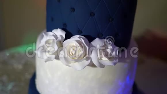 结婚蛋糕美丽的白玫瑰由奶油制成视频的预览图
