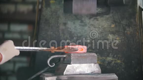 铁匠用电锤在铁砧上工作人用红热钢做正确的形状工艺视频的预览图