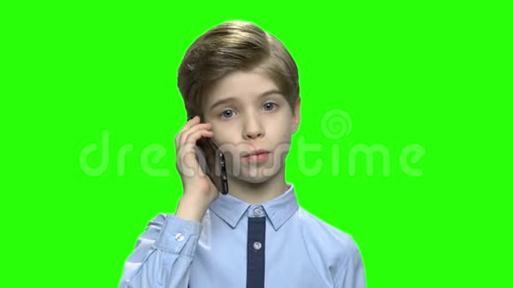 幼儿男孩和父母在电话里交谈视频的预览图