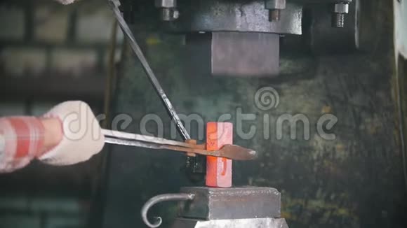铁匠用电锤在铁砧上工作用手的特写镜头制作红色热钢的正确形状工艺视频的预览图