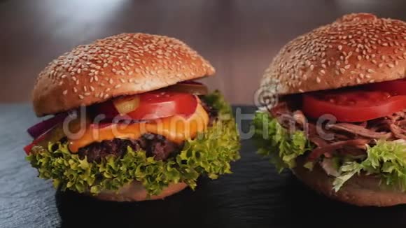 三个汉堡品种开胃牛肉拉猪肉和鸡肉三明治连续视频的预览图