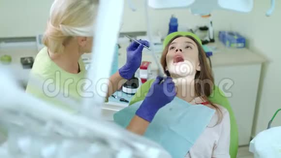 女人的牙医钻牙在牙科诊所工作的医生视频的预览图