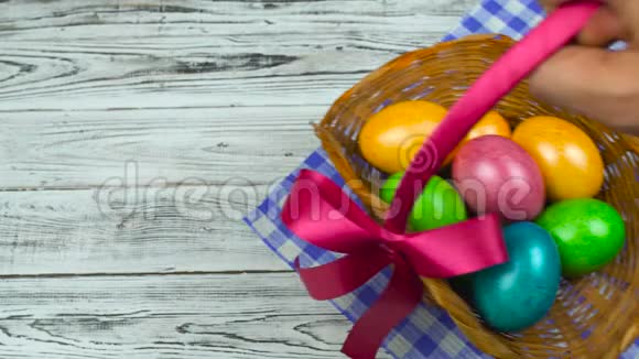 人们把复活节的篮子放在桌子上上面有装饰和彩色的鸡蛋基督教节日的概念是帕斯卡或视频的预览图