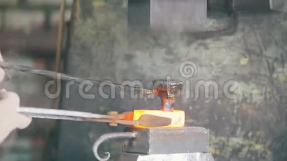 铁匠用电锤在铁砧上工作用红色的热钢做正确的形状工艺视频的预览图