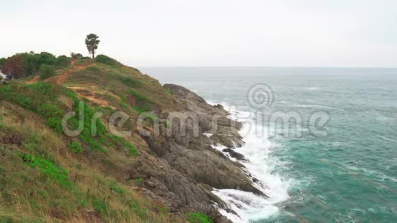 广袤海洋中的绿松石水洛基热带岛屿延伸到大海视频的预览图