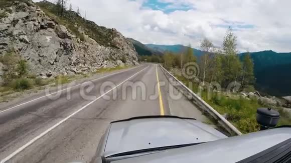 观点行驶在公路上的沥青上汽车旅行概念POV汽车在山区的公路上行驶视频的预览图