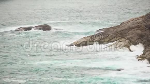 海岸上的海浪海滩上的石头喷射视频的预览图
