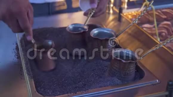 双手在土耳其街头的沙滩上酿造传统咖啡视频的预览图