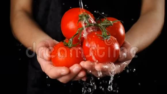 在女人手里洗红番茄慢动作视频的预览图