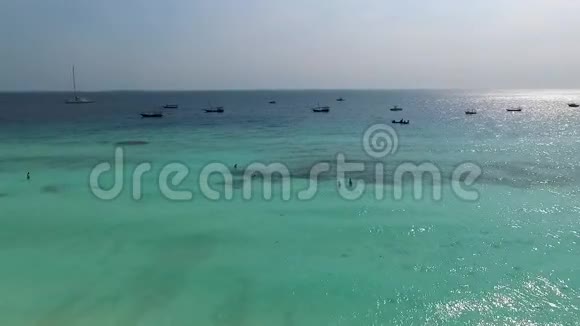 在桑给巴尔旅游海滩附近渔船空中视频的预览图