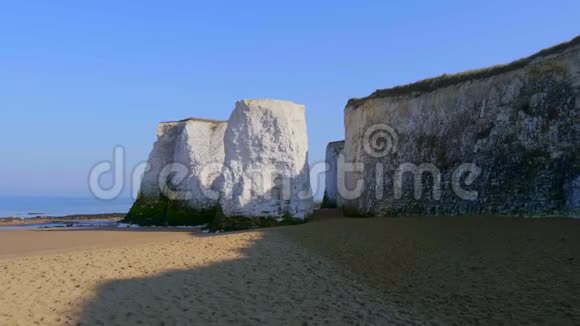 英国肯特郡美丽的植物湾有白色的岩石视频的预览图
