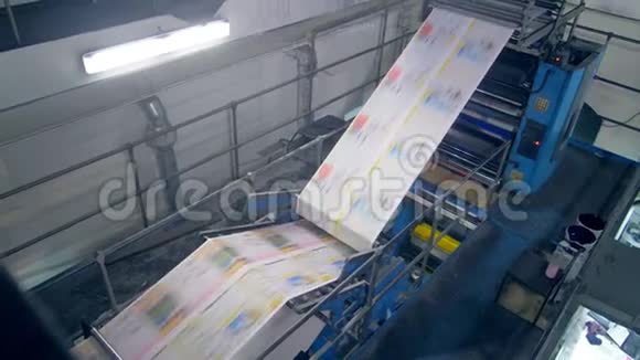 新的印刷报纸穿过印刷机视频的预览图