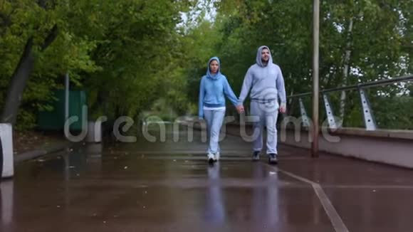 年轻夫妇在大自然中散步的正面景色一起停车男人和女人走路和牵手视频的预览图