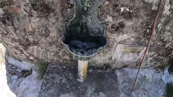 沿着葡萄牙维拉普拉亚德安科拉的卡米诺饮用水喷泉卡米诺波图格去圣地亚哥朝圣者视频的预览图