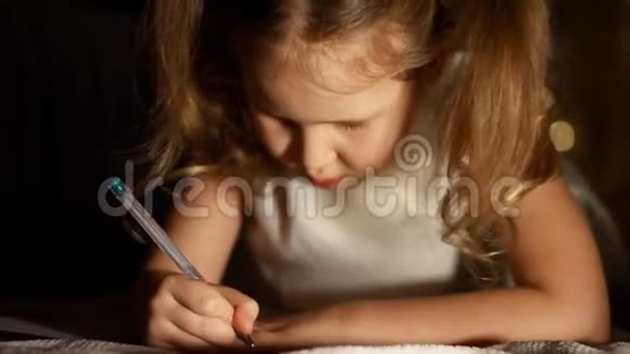 孩子们正在房间里写一封信晚上在灯光下准备度假假日和庆祝概念视频的预览图