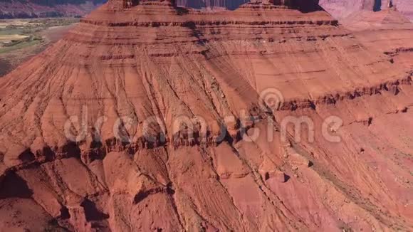 沙漠谷地中的红岩岩壁形成视频的预览图