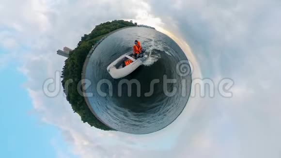 一名男子正乘坐一艘充气船乘坐360度全景视频的预览图
