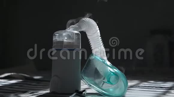吸入面罩用蒸汽特写医疗产品冷处理视频的预览图