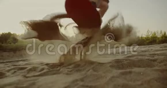 日落时分人们在沙漠中的沙板上缓慢地跳跃体育旅游生活方式商业广告视频的预览图