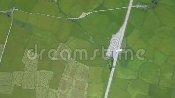 风力发电机组对绿色农业田空中景观从飞行无人机风力发电视频的预览图