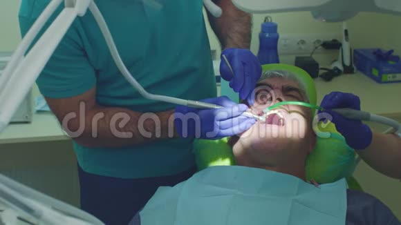龋齿治疗把资深牙医与助理牙钻视频的预览图
