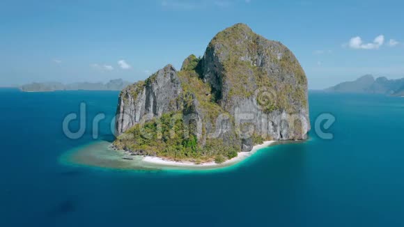在菲律宾巴拉望的ElNido蓝海的喀斯特石灰岩岩石Pinagbuyutan岛的空中无人机景观热带视频的预览图