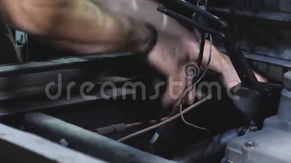 修理汽车技工用扳手手刹扳手拧紧螺母专家在工作特写视频的预览图