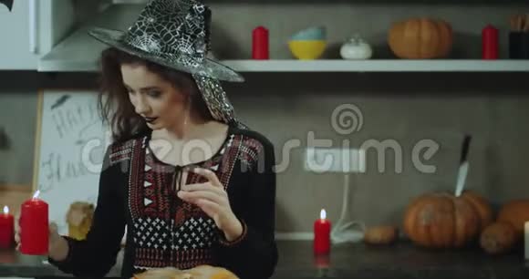 一位戴着面具的女士为万圣节派对装饰了她的厨房视频的预览图