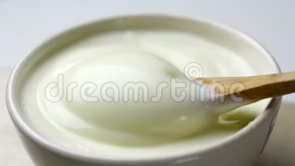 用勺子混合酸奶的特写镜头视频的预览图