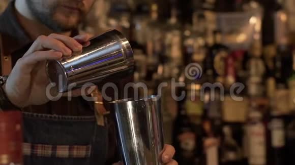 酒保在现代酒吧里准备酒精饮料慢动作视频的预览图