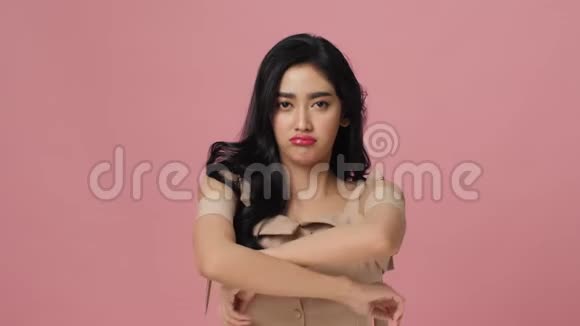 迷人的亚洲女性手臂交叉显示出不安的情况视频的预览图