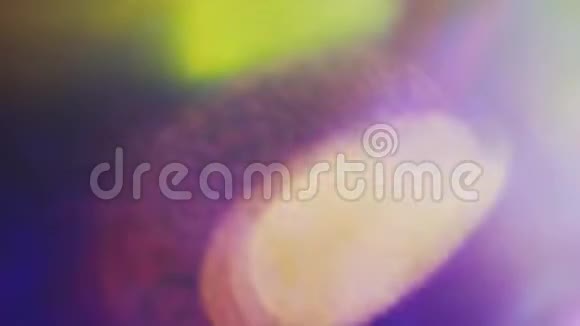 多色未来派斑点的圆形和椭圆形圆形光在黑色背景上发光视频的预览图