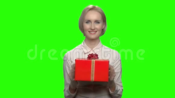 中年妇女送礼盒的肖像视频的预览图