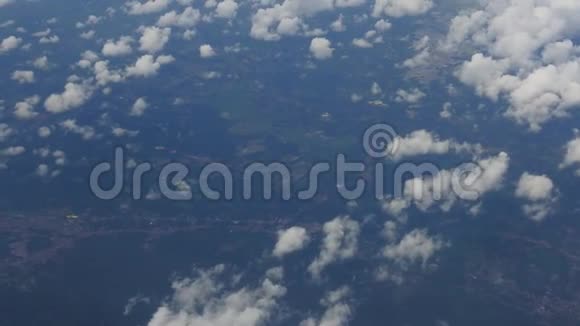 从飞机窗口俯瞰景观视频的预览图