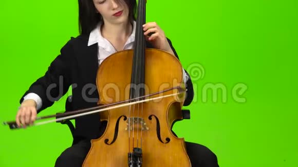 音乐家用琴弦演奏中提琴绿色屏幕视频的预览图