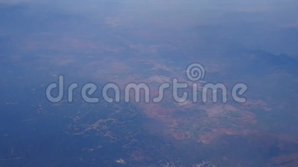从飞机窗口俯瞰景观视频的预览图