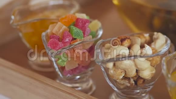 茶放在桌上甜点是腰果糖果蜜饯和果酱视频的预览图