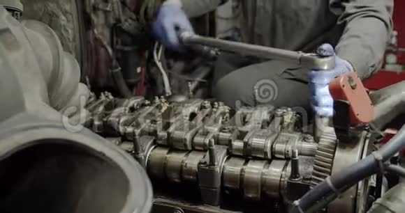 汽车修理机械师在发动机汽车或卡车的背景下扭转零件视频的预览图
