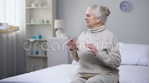 淘气的老太太拒绝在医疗中心吃恶心的饮食晚餐视频的预览图
