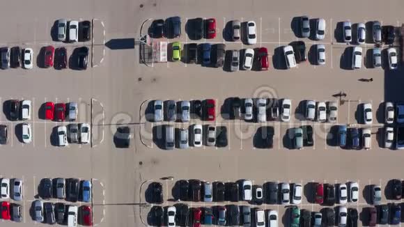 城市购物中心附近停车场的鸟瞰图视频的预览图