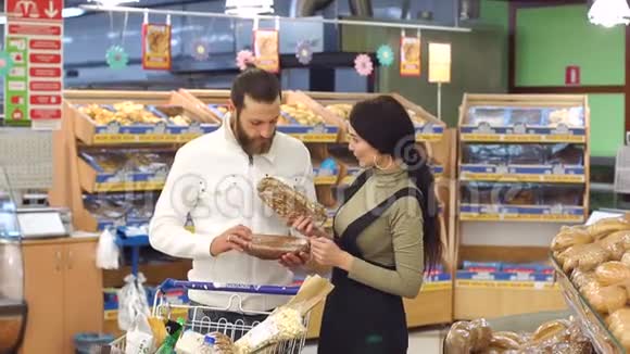 家庭在超市同时选择新鲜面包在面包店部门视频的预览图