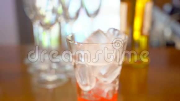 一杯加冰的鸡尾酒混合酒精酒吧经理测量完美鸡尾酒的数量概念迪斯科有趣视频的预览图