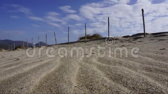 沙丘和蓝天视频的预览图