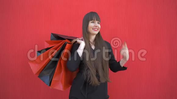 购物时间到了幸福的年轻女子双手拿着纸袋对着镜头长吻视频的预览图